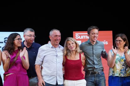 Yolanda Díaz junto a otros miembros de Sumar como Joan Baldoví (Compromís) o Íñigo Errejón (Más Madrid).