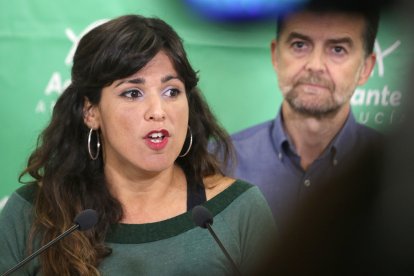 La exlíder de Adelante Andalucía, Teresa Rodríguez, y el coordinador general de IU, Antonio Maillo, en una imagen de archivo.