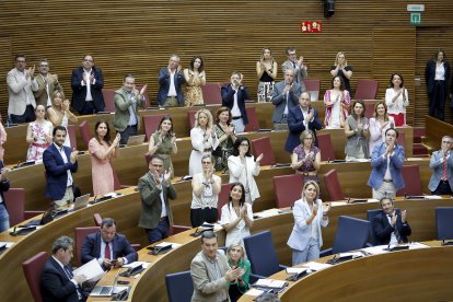 La bancada de PP y Vox en Las Cortes Valencianas aplaude por la aprobación de la Ley de Libertad Educativa