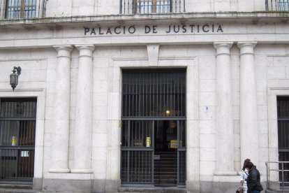 Palacio de Justicia 

Había dispuesto un conjunto de normas que habían de cumplir par evitar la imposición de las correspondientes multas    

   VALLADOLID, 27 (EUROPA PRESS) 

   Fiscalía de Valladolid solicita una condena de tres años de prisión para un hombre de nacionalidad paraguaya, J.A.M.G, acusado de captar mujeres de su país para luego explotarlas sexualmente en un piso en la capital bajo las condiciones que él imponía y que ellas aceptaban debido a las situación de vulnerabilidad en la que se encontraban.

   El presunto proxeneta ocupará el banquillo de la Audiencia Provincial el próximo día 3 de julio, donde la acusación pública acude con la referida pena privativa de libertad por delito de aprovechamiento de la prostitución ajena, junto con una multa de 10.800 euros, libertad vigilada por espacio de tres años e inhabilitación durante diez años para cualquier profesión en la que participen menores de edad.

   En concepto de responsabilidad civil, Fiscalía solicita al encausado el pago de una indemnización de 10.000 euros en favor de una de las mujeres supuestamente explotadas, según informaron a Europa Press fuentes jurídicas.

    Los hechos investigados se remontan al periodo entre junio de 2020 y el 17 de marzo de 2021, en el que el acusado, alias 'Lucas' y natural de Paraguay, se dedicó a explotar la prostitución ajena en un piso ubicado en la calle Nicasio Pérez, para lo cual captaba mujeres de su nacionalidad que se hallaban en situación irregular, con escasos recursos económicos para subsistir y que de forma voluntaria ejercían la prostitución bajo las condiciones que él les imponía.

    De hecho, siempre según la tesis de la acusación pública, el acusado es quien alojaba a las chicas, insertaba anuncios en páginas del sector, concertaba las citas y enviaba a la mujer que él consideraba adecuada al servicio solicitado, llegando incluso a