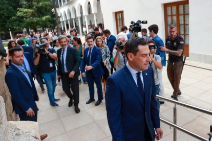 El presidente de la Junta, Juanma Moreno, a su llegada al pleno del Parlamento.