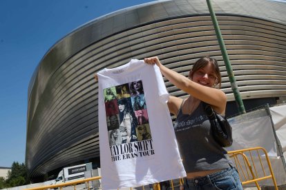 Una mujer sujeta una camiseta de Taylor Swift en los alrededores del Estadio Santiago Bernabéu