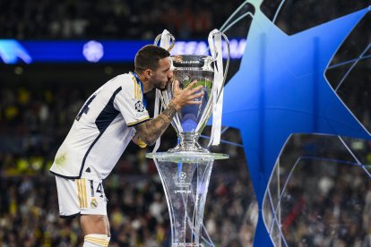 Joselu, con el trofeo de la Champions League.