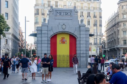 Una bandera de España en una estación de Metro madrileña