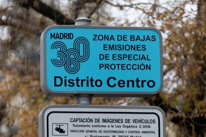 Una señalización de Zona de Bajas Emisiones de especial protección en el Distrito Centro de Madrid