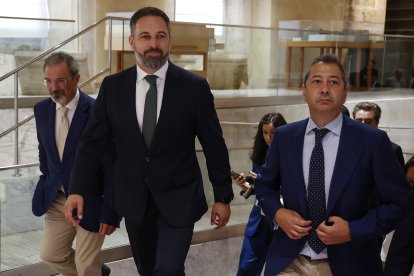 El líder de VOX en Valencia, Carlos Flores; el presidente de VOX, Santiago Abascal y el vicepresidente de la Generalitat Valenciana, Vicente Barrera