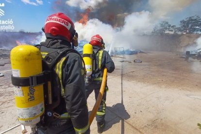 Declarado un incendio en el exterior de una planta de reciclaje en Almassora