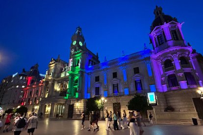 Fachada del Ayuntamiento de Valencia iluminada por el Orgullo LGTBI