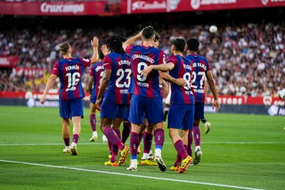 Los jugadores del Barcelona celebran un gol.