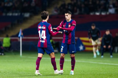 Joao Félix y Cancelo, durante un partido del Barcelona.