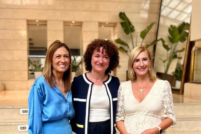 Araceli Peris (Centro) junto a la consellera Salomé Pradas (derecha) y la diputada de Juventud, María Tormo