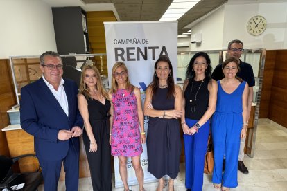 Ruth Merino, junto a Toni Pérez y miembros de la oficina liquidadora de Benidorm