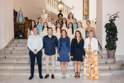 La alcaldesa de Castellón, Begoña Carrasco, junto a la selección olímpica de gimnasia rítmica.