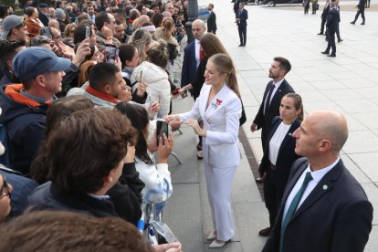 Leonor, en un acto público con los escoltas tras ella.