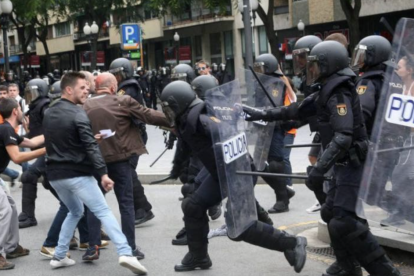 Cargas policiales del referéndum ilegal del 1 de octubre de 2017