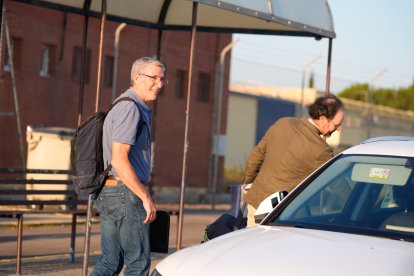 El ex director Miguel Ángel Serrano Aguilar, sale del Centro Penitenciario de Sevilla I,