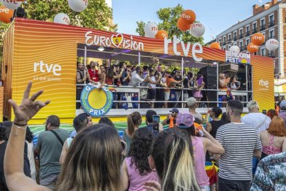 La carroza de RTVE en el desfile del 'Orgullo' en Madrid.