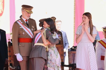 Toda la familia arropa a Leonor en su adiós a Zaragoza.