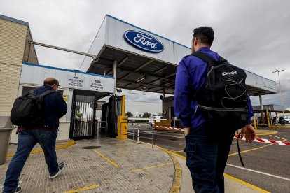 Dos trabajadores en la fábrica de Ford, a 12 de junio de 2024, en Almussafes