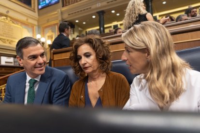 Pedro Sánchez junto a Yolanda Díaz y María Jesús Montero en el Congreso