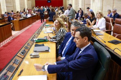 El presidente de la Junta, Juanma Moreno, con los consejeros Antonio Sanz y Carolina España en el Parlamento.