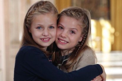 Leonor y Sofía han sido las encargadas de felicitar la Navidad a los españoles en 2015.