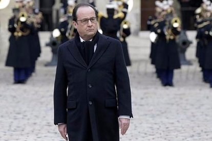 Hollande recuerda a Francia que se perseguirá a los autores de la masacre.