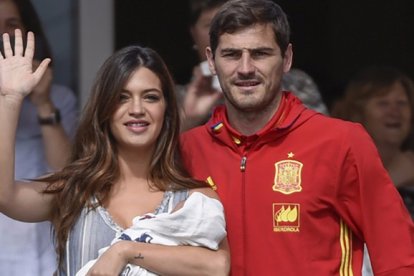 Sara Carbonero e Iker Casillas a la salida del hospital con el pequeño Lucas.