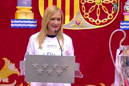 Cristina Cifuentes, con la camiseta del Madrid.