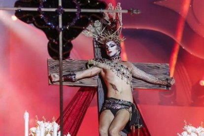 Escándalo: la drag queen vestida de Virgen ofende a miles de ciudadanos