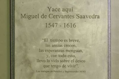 Lápida que cubre los supuestos restos de Cerrvantes inaugurada en 2015
