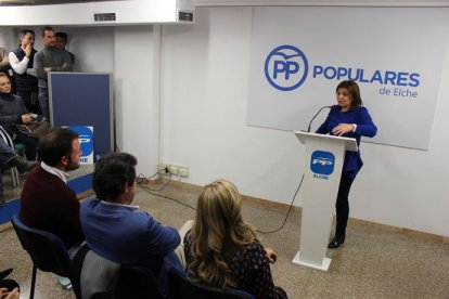 Isabel Bonig pronuncia su discurso ante la atenta mirada de Pablo Ruz y José Císcar y Eva Ortiz.