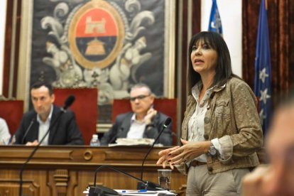 El alcalde observa a Mercedes Alonso durante un pleno.