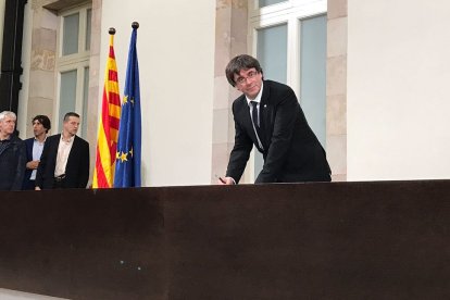 Puigdemont firma una declaración de independencia que previamente había suspendido.