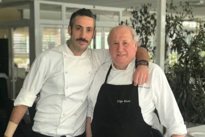 Felipe Blasco (a la izquierda) con su padre, en el restaurante del Polideportivo de Picassent