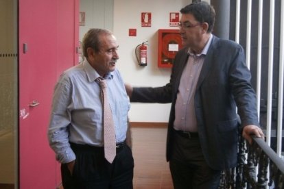 Eliseu Climent y el presidente de Les Corts, Enric Morera.