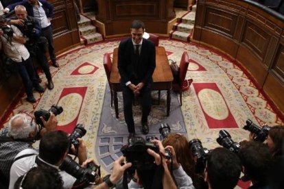 Pedro Sánchez, posando en el Hemiciclo ya como presidente del Gobierno.