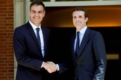 Pedro Sánchez y Pablo Casado, este jueves, en su primer encuentro oficial.