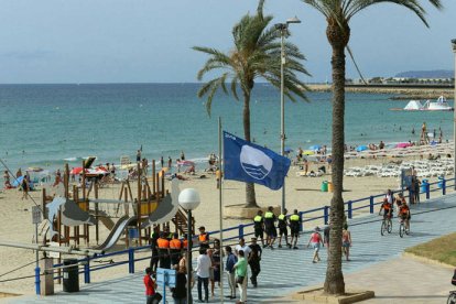 Playa de El Postiguet, con su bandera azul.