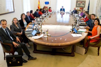 Margarita Robles y Dolores Delgado frente a frente en el primer Consejo de Ministros.