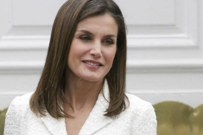 Letizia se enteró por la tele que Don Felipe hubiera renunciado a ella por sus padres.