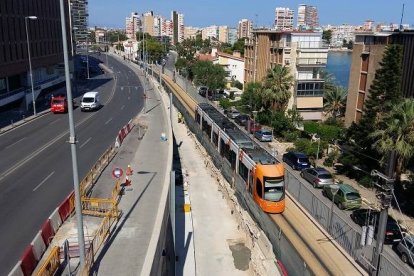 Hueco, a la izquierda, donde se instalará la doble vía, en la Avenida Villajoyosa.