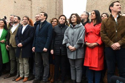 Cinco personas mediaban entre Rivera y Abascal.