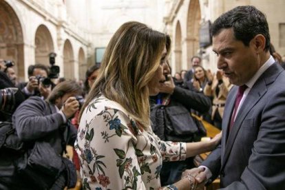 Susana Díaz felicita al nuevo presidente al término de la votación.