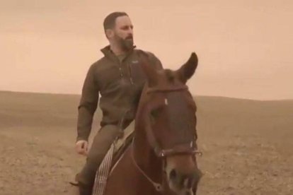 Antonio Burgos abochorna a Podemos con el vídeo a caballo de Santiago Abascal