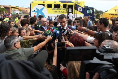 Sánchez hablando para la prensa.