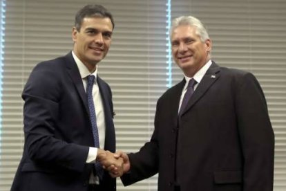 Pedro Sánchez, que este jueves viaja a Cuba, con el presidente cubano, Miguel Díaz Canel, en la ONU.