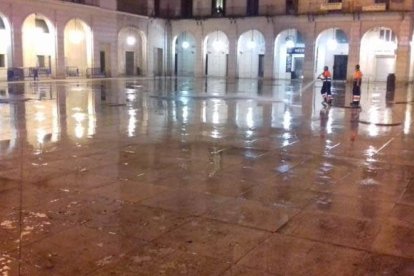 Baldeo de la Plaza del Ayuntamiento.