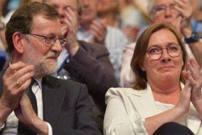 Rajoy mira a su mujer, Viri, tan emocionada o más que él durante toda la tarde.