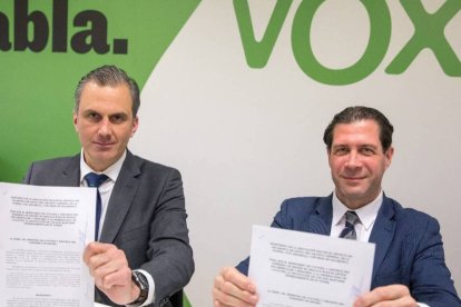 Javier Ortega y Pedro Fernández tras firmar el manifiesto.